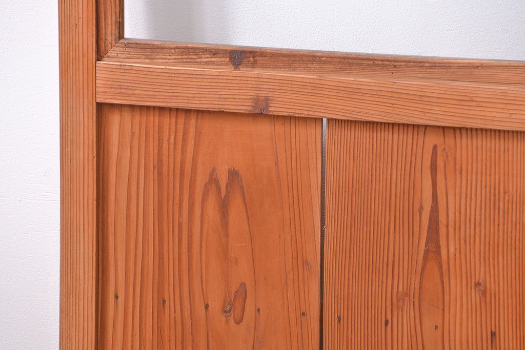 アンティーク　古いレトロな木味の素朴なドア(扉)