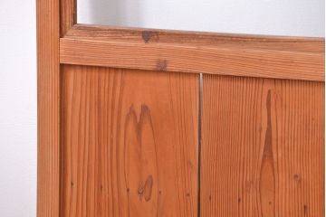 アンティーク　古いレトロな木味の素朴なドア(扉)