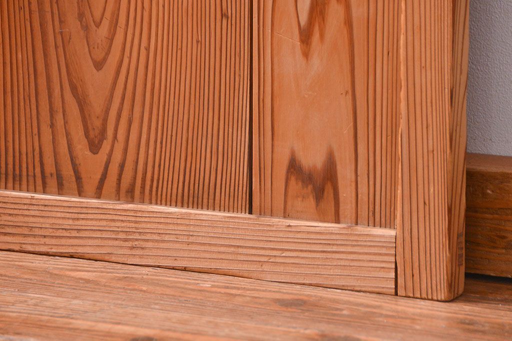 アンティーク　古いレトロな木味の素朴なドア(扉)