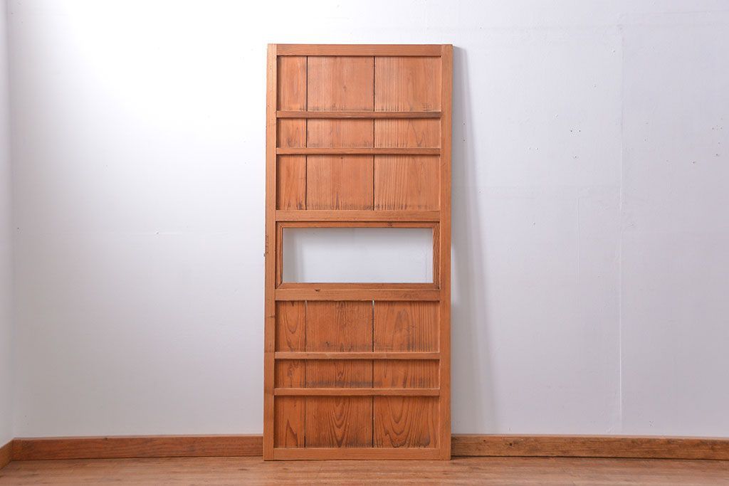 アンティーク　古いレトロな木味の素朴なドア(扉)