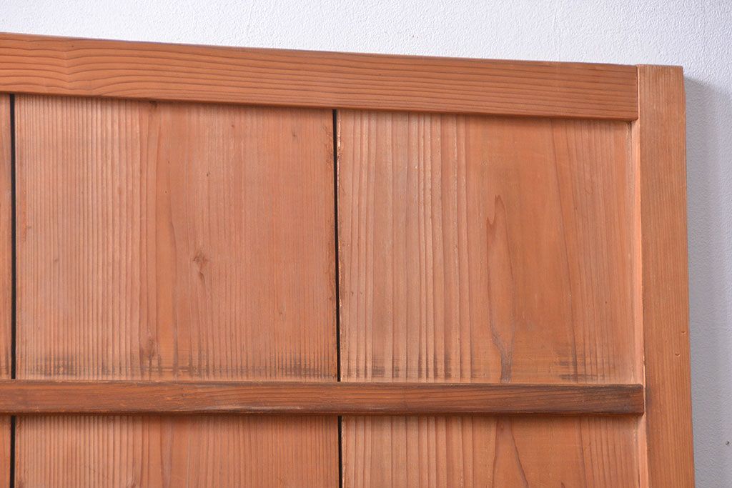 アンティーク　古いレトロな木味の素朴なドア(扉)