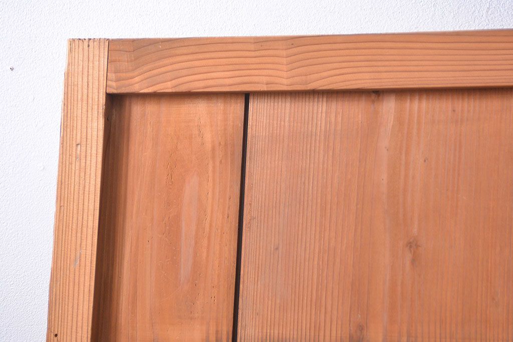 アンティーク　古いレトロな木味の素朴なドア(扉)