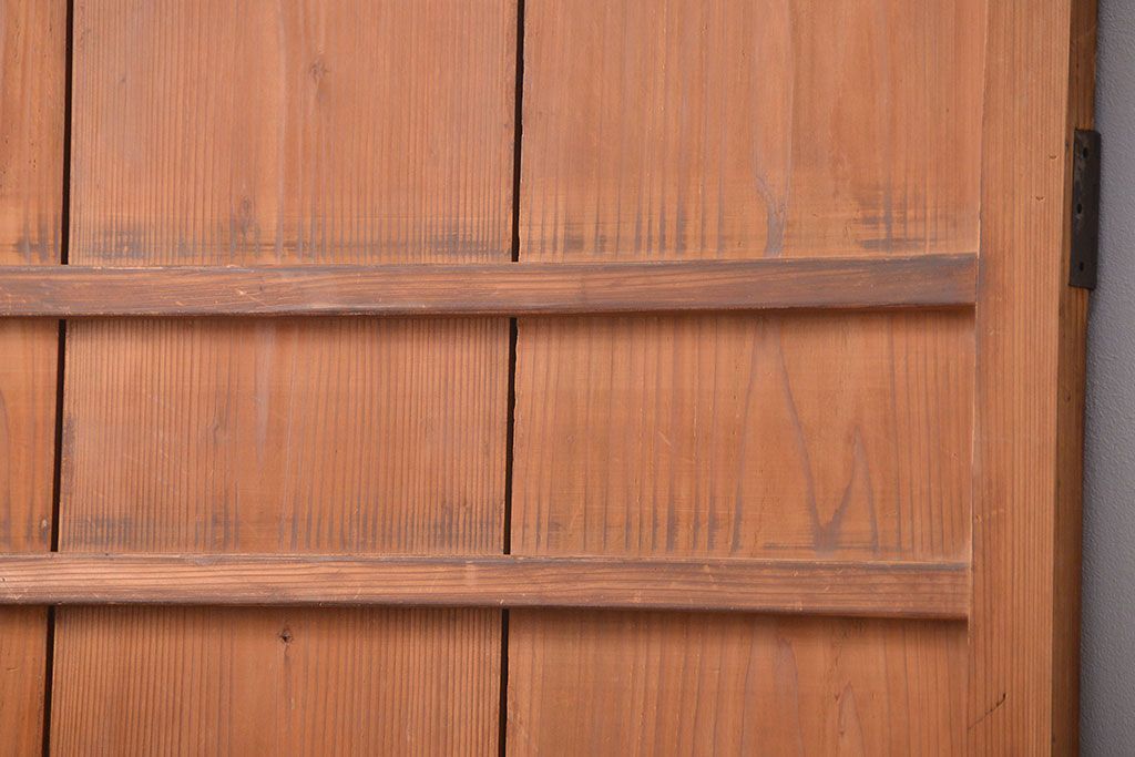 アンティーク　古いレトロな木味の素朴なドア(扉)