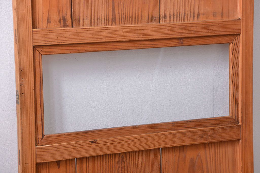 アンティーク　古いレトロな木味の素朴なドア(扉)