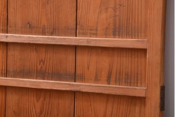 アンティーク　古いレトロな木味の素朴なドア(扉)