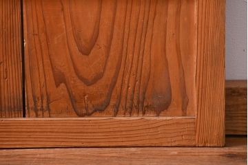 アンティーク　古いレトロな木味の素朴なドア(扉)