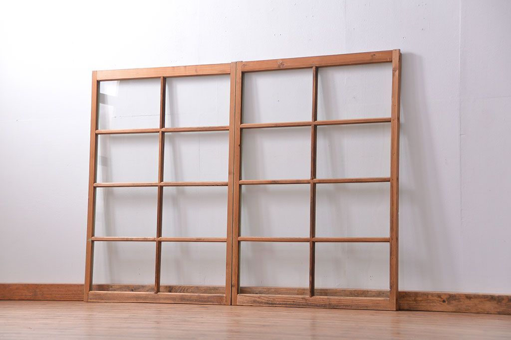 アンティーク 古い木味とペンキのはげたガラス窓　2枚セット(ガラス戸、引き戸)