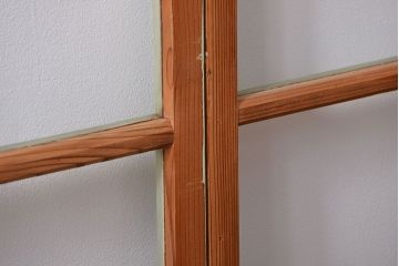 アンティーク 古い木味とペンキのはげたガラス窓　2枚セット(ガラス戸、引き戸)