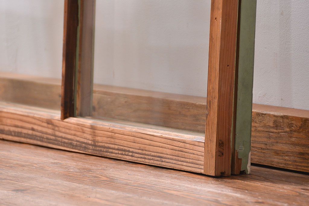 アンティーク 古い木味とペンキのはげたガラス窓　2枚セット(ガラス戸、引き戸)