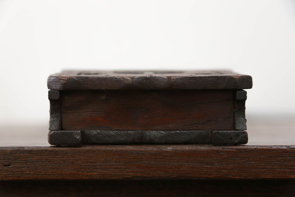 アンティーク雑貨　アンティーク 珍品!古い木の彫刻入り状差し(カードケース、図書館、図書室)