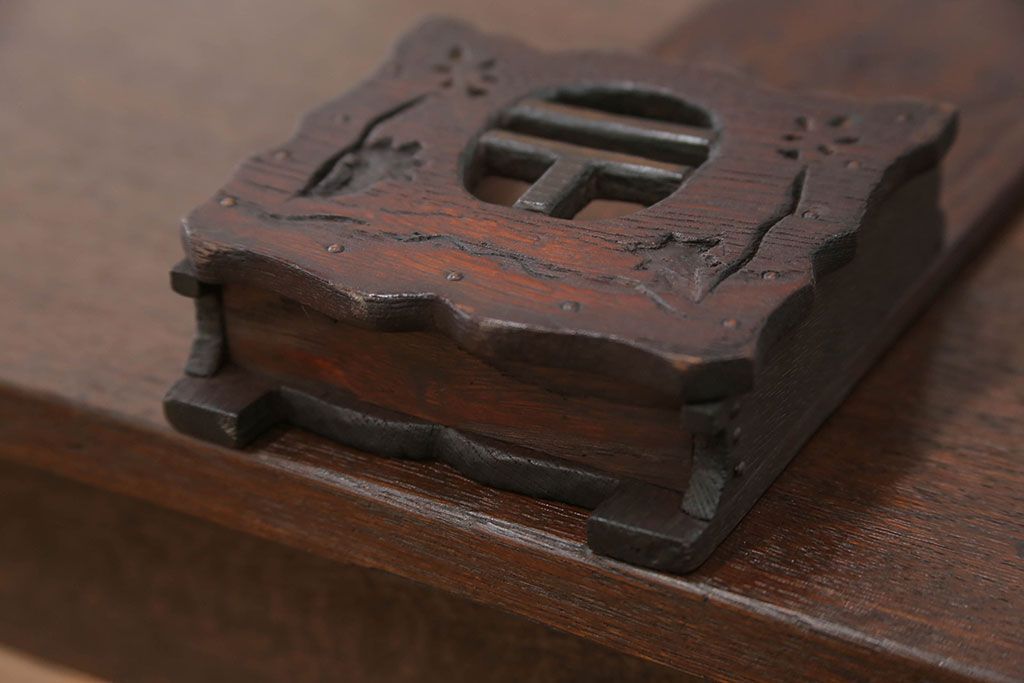 アンティーク雑貨　アンティーク 珍品!古い木の彫刻入り状差し(カードケース、図書館、図書室)