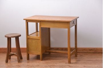 レトロ家具　昭和レトロ かわいいデザインの小さな片袖机(テーブル、デスク、在宅ワーク、在宅用)