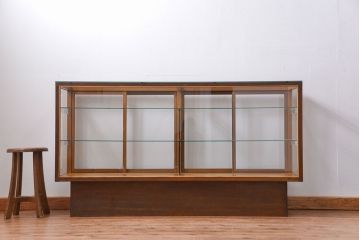 アンティーク家具　アンティーク 引き出し付き　四枚引き戸のガラスケース(ショーケース)
