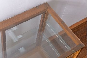 アンティーク家具　アンティーク 引き出し付き　四枚引き戸のガラスケース(ショーケース)