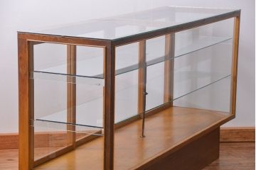 アンティーク家具　アンティーク 引き出し付き　四枚引き戸のガラスケース(ショーケース)