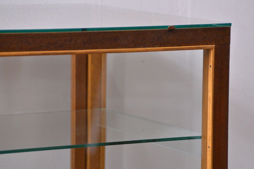 アンティーク家具　アンティーク 引き出し付き　四枚引き戸のガラスケース(ショーケース)