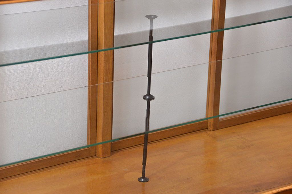 アンティーク家具　アンティーク 引き出し付き　四枚引き戸のガラスケース(ショーケース)