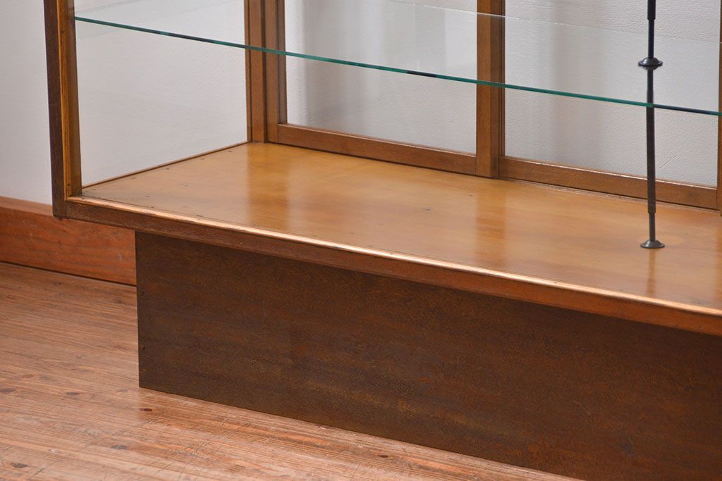 アンティーク家具　アンティーク 引き出し付き　四枚引き戸のガラスケース(ショーケース)