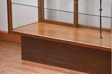 アンティーク家具　アンティーク 引き出し付き　四枚引き戸のガラスケース(ショーケース)