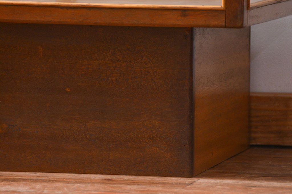 アンティーク家具　アンティーク 引き出し付き　四枚引き戸のガラスケース(ショーケース)