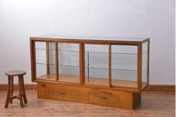 アンティーク家具　アンティーク 引き出し付き　四枚引き戸のガラスケース(ショーケース)