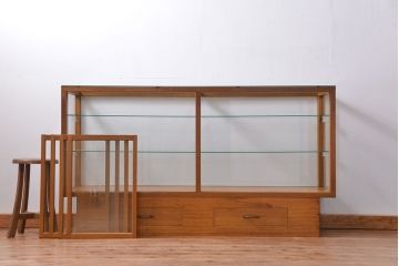 アンティーク家具　アンティーク 引き出し付き　四枚引き戸のガラスケース(ショーケース)