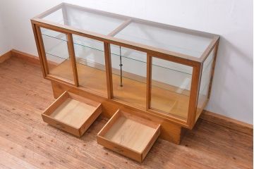 アンティーク家具　アンティーク 引き出し付き　四枚引き戸のガラスケース(ショーケース)