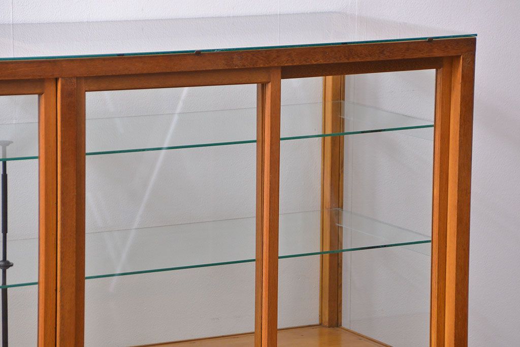 アンティーク家具　アンティーク 引き出し付き　四枚引き戸のガラスケース(ショーケース)