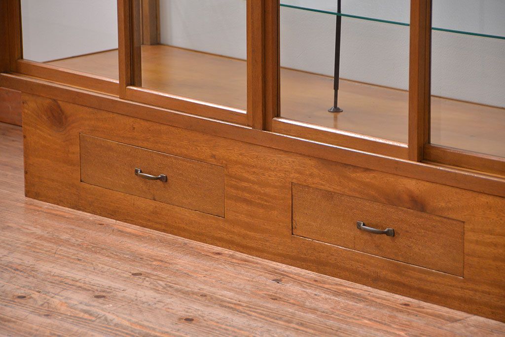 アンティーク家具　アンティーク 引き出し付き　四枚引き戸のガラスケース(ショーケース)