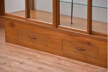 アンティーク家具　アンティーク 引き出し付き　四枚引き戸のガラスケース(ショーケース)
