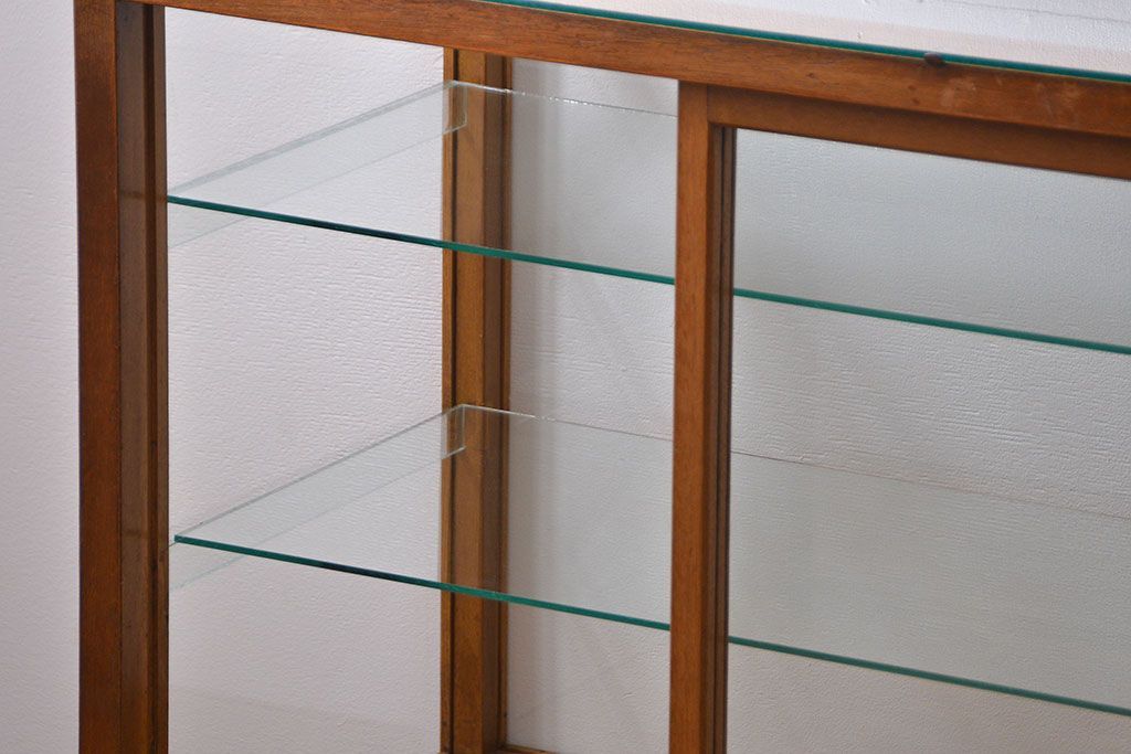 アンティーク家具　アンティーク 引き出し付き　四枚引き戸のガラスケース(ショーケース)