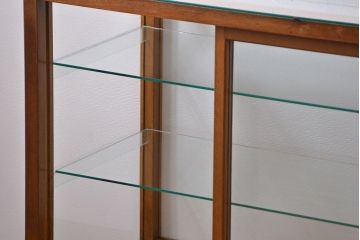 アンティーク家具　アンティーク 引き出し付き　四枚引き戸のガラスケース(ショーケース)