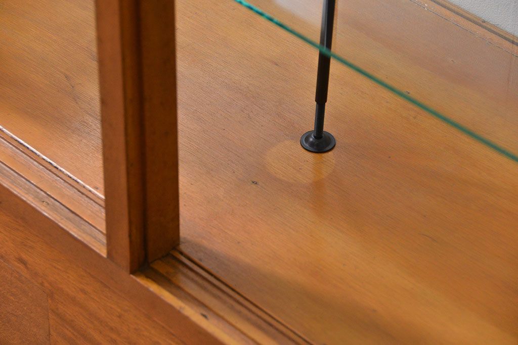 アンティーク家具　アンティーク 引き出し付き　四枚引き戸のガラスケース(ショーケース)