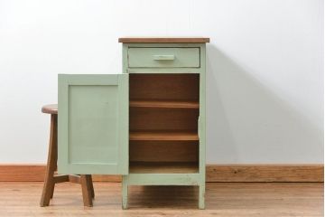 アンティーク家具　アンティークペイント仕上げ　かわいいサイドキャビネット(袖引き出し、収納棚、机)