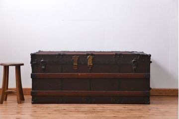 アンティーク雑貨　イギリスンティーク　豪華な厚手の金具に覆われた船のトランク(テーブル)