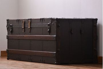 アンティーク雑貨　イギリスンティーク　豪華な厚手の金具に覆われた船のトランク(テーブル)
