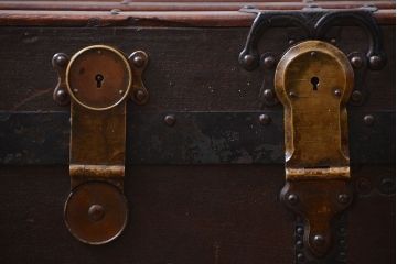 アンティーク雑貨　イギリスンティーク　豪華な厚手の金具に覆われた船のトランク(テーブル)