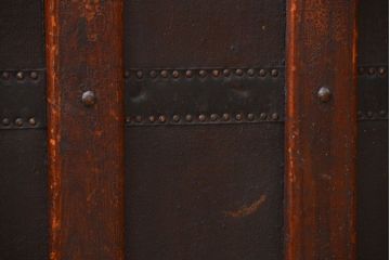 アンティーク雑貨　イギリスンティーク　豪華な厚手の金具に覆われた船のトランク(テーブル)