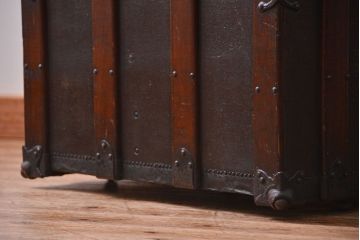 アンティーク雑貨　イギリスンティーク　豪華な厚手の金具に覆われた船のトランク(テーブル)