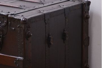 アンティーク雑貨　イギリスンティーク　豪華な厚手の金具に覆われた船のトランク(テーブル)