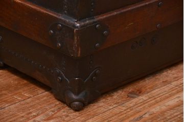 アンティーク雑貨　イギリスンティーク　豪華な厚手の金具に覆われた船のトランク(テーブル)