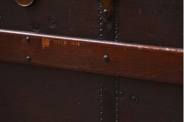 アンティーク雑貨　イギリスンティーク　豪華な厚手の金具に覆われた船のトランク(テーブル)