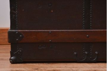 アンティーク雑貨　イギリスンティーク　豪華な厚手の金具に覆われた船のトランク(テーブル)