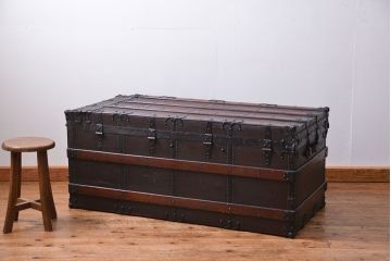 アンティーク雑貨　イギリスンティーク　豪華な厚手の金具に覆われた船のトランク(テーブル)