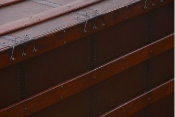 アンティーク雑貨　イギリスンティーク　豪華な厚手の金具に覆われた船のトランク(テーブル)