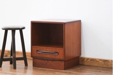 北欧家具G-PLAN(ジープラン)のビンテージ品　上質なサイドキャビネット(サイドテーブル)