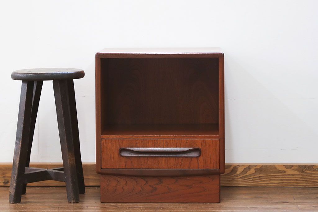 北欧家具G-PLAN(ジープラン)のビンテージ品　上質なサイドキャビネット(サイドテーブル)