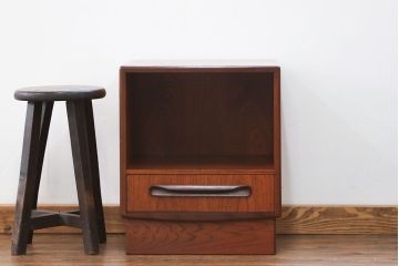 北欧家具G-PLAN(ジープラン)のビンテージ品　上質なサイドキャビネット(サイドテーブル)