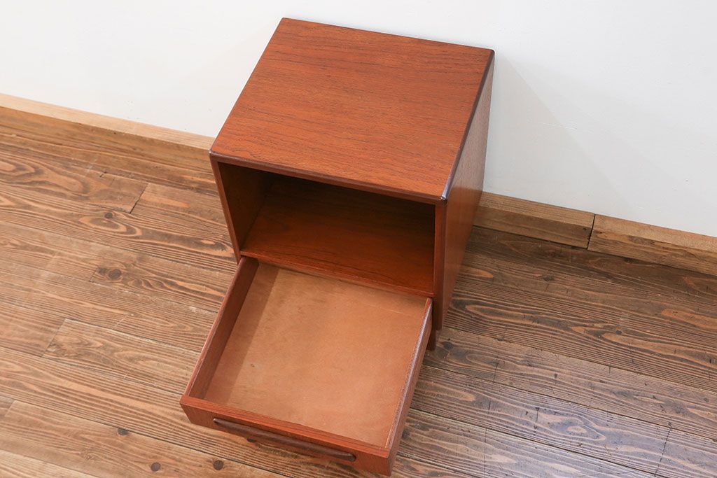 北欧家具G-PLAN(ジープラン)のビンテージ品　上質なサイドキャビネット(サイドテーブル)