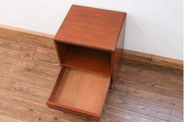 北欧家具G-PLAN(ジープラン)のビンテージ品　上質なサイドキャビネット(サイドテーブル)